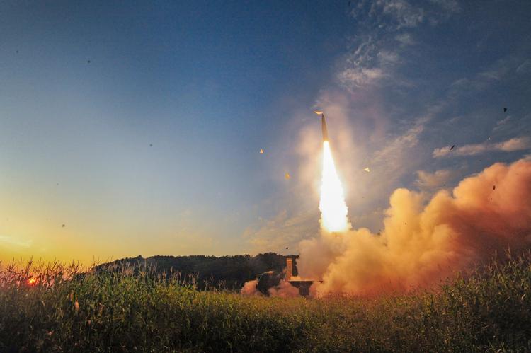 Sydkorea affyrede mandag morgen flere missiler af i en øvelse, der skulle simulere et angreb på Nordkorea. Øvelsen vidner om den spændte situation på Den Koreanske Halvø. 