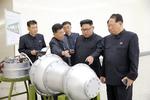 Nordkorea gennemførte søndag en prøvesprængning af en atombombe, der er tre gange så kraftfuld som Hiroshima-bomben i 1945.  