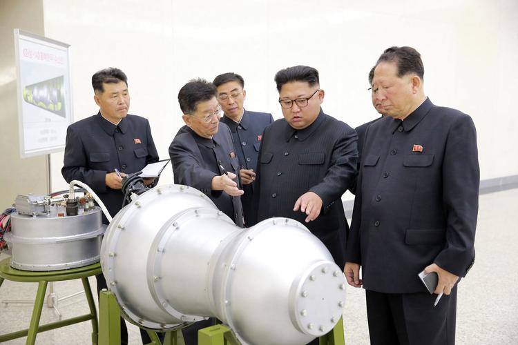 Nordkorea gennemførte søndag en prøvesprængning af en atombombe, der er tre gange så kraftfuld som Hiroshima-bomben i 1945.  