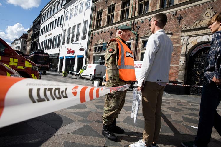 En del af Strøget ud for den brandhærgede ejendom har været afspærret. 