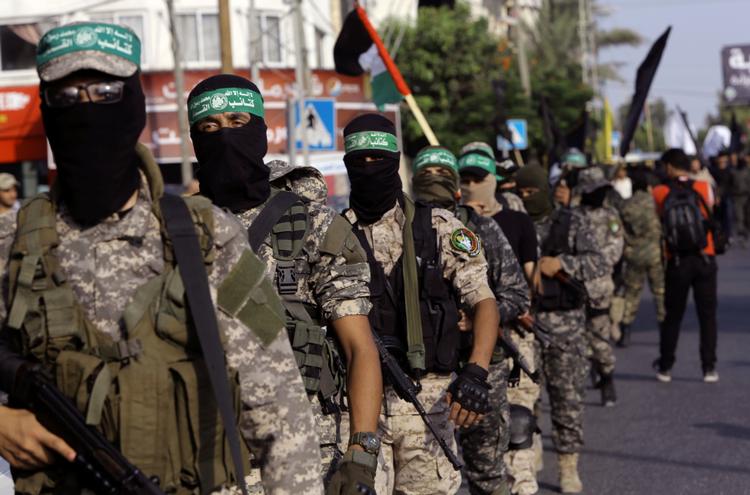 Medlemmer af Hamas' væbnede gren marcherer gennem Gaza By. Nu kritiserer aktivister og menneskeretsforkæmpere Hamas og Fatahstyret på Vestbredden for at angribe ytringsfriheden. 
