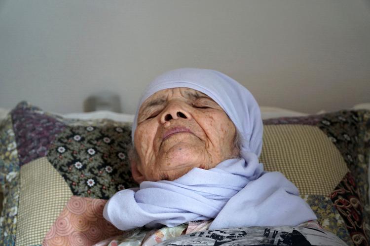 
    106-årige Bibihal Uzbeki i sin seng i Hova i Sverige 