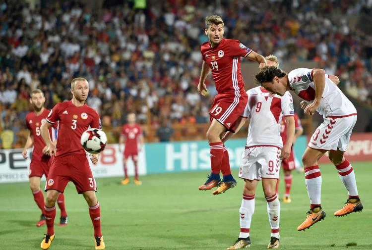Thomas Delaney header bolden i mål til 1-1 mod Armenien - det første af tre mål for kampens spiller i VM-kvalifikationskampen.
   