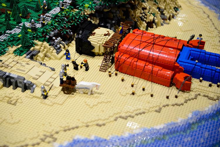 Lego skal skille sig af med 1.400 medarbejdere efter et fald i omsætningen. 
