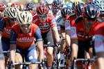 Rohan Dennis (midt i billedet), mens alt endnu var fryd og gammen, og han bar den røde førertrøje. Foto: Unipublic/Photogomez Sport. 