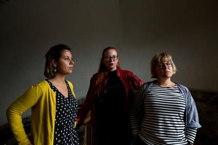 Feministisk Initiativ stiller indtil videre op i København og Region Hovedstaden til kommunal- og regionsvalget i november og håber, at andre feminister har lyst og mod til at stille op i andre dele af landet. 
Fra venstre er det Muneeza Rosendahl, Marie Raasthøj Hansen og Maria Mortensen 