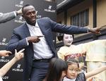 Under en promotiontur i Japan kan Usain Bolt ikke lade være med at levere sin sejrsattituder, selv om hans karriere sluttede med nederlag ved VM i London i sidste måned.
   