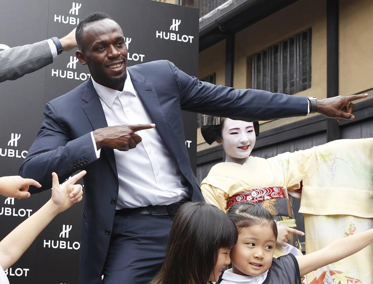 Under en promotiontur i Japan kan Usain Bolt ikke lade være med at levere sin sejrsattituder, selv om hans karriere sluttede med nederlag ved VM i London i sidste måned.
   