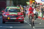 Chris Froome tordner frem mod målstregen til sikker sejr på enkeltstarten. Foto: Unipublic/Juanjo Úbeda. 