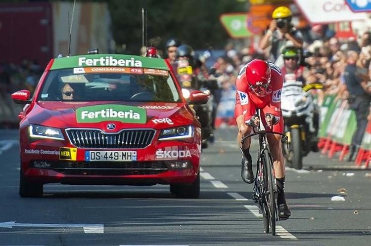 Chris Froome tordner frem mod målstregen til sikker sejr på enkeltstarten. Foto: Unipublic/Juanjo Úbeda. 