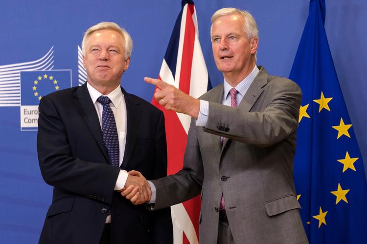 EU's chefforhandler med briterne, Michel Barnier (th.) har flere gange mødtes med sin britiske modpart, David Davis, for at lave en aftale.  