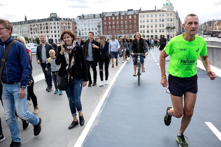 Inderhavnsbroen er en succes. Men bagsiden af den store popularitet er trængsel og kaotiske trafikforhold på broen og i Nyhavn. Arkivfoto. 