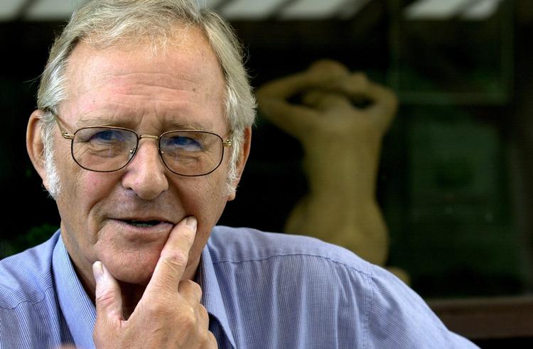 Den tidligere formand for Dansk Sprognævn professor Erik Hansen. 
   