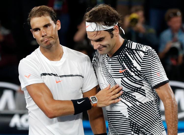 Man kan næsten se, at Rafael Nadal (tv.) mente, han burde have vundet Australian Open-finalen tidligere i år. Men Federer præsterede et vildt comeback i den kamp, og alle tennisfans ser gerne endnu en duel mellem de gamle rivaler. 