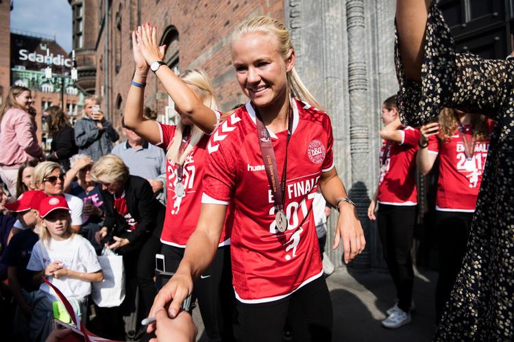 Det danske landshold i kvindefodbolds aftale med DBU udløber ved middagstid på tirsdag. Ifølge holdets store profil Pernille Harder er spillerne klar til at forhandle dag og nat. 