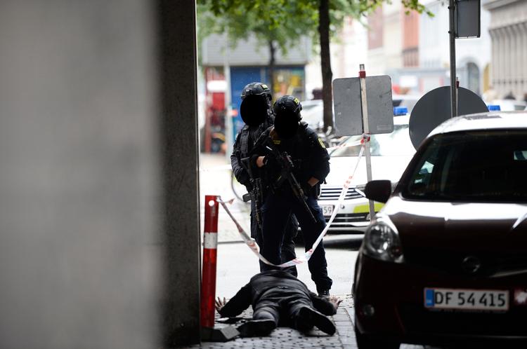 »Hænderne op, og læg dig fladt på jorden«, råbte bevæbnede betjente til denne mand.  