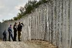 Ungarn kæmper indædt imod EU-fordeling af flygtninge, men bad i sidste uge EU om at betale halvdelen af landets udgifter til den skrappe grænsekontrol. EU-kommissionens formand fandt den sarkastiske tone frem, da han svarede. 
 