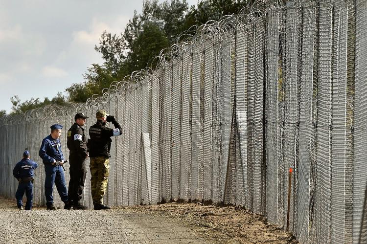 Ungarn kæmper indædt imod EU-fordeling af flygtninge, men bad i sidste uge EU om at betale halvdelen af landets udgifter til den skrappe grænsekontrol. EU-kommissionens formand fandt den sarkastiske tone frem, da han svarede. 
 