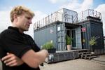Der er ved at bliver indrettet nye studieboliger i København, men de kan ikke følge med efterspørgslen. Her viser stifter og medejer af firmaet CPH Village  Frederik Noltenius Busck viser modeller af de billige boliger frem.   Thomas Borberg/POLFOTO
