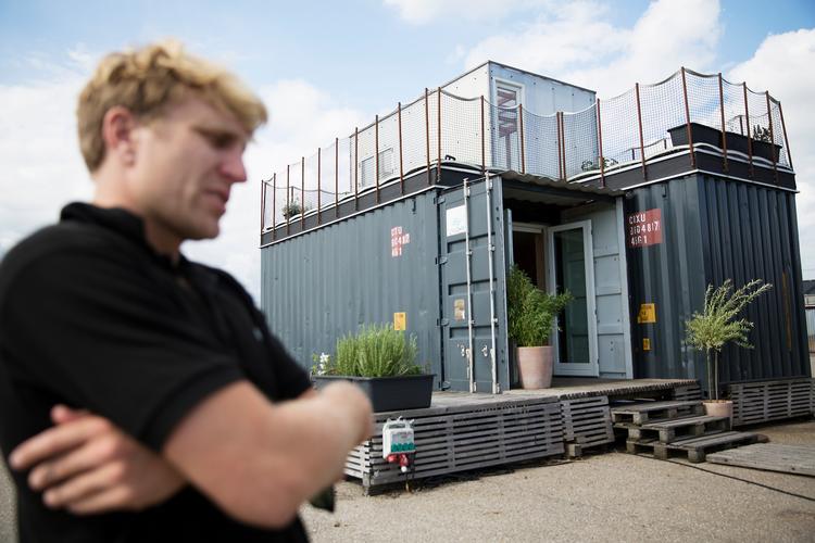 Der er ved at bliver indrettet nye studieboliger i København, men de kan ikke følge med efterspørgslen. Her viser stifter og medejer af firmaet CPH Village  Frederik Noltenius Busck viser modeller af de billige boliger frem.   Thomas Borberg/POLFOTO
