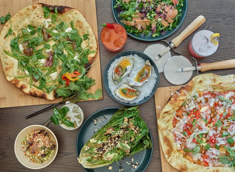 Neighbourhoods speciale er en kombination af gourmet-pizzaer med friske toppings på en tynd, sprød bund og hjemmelavede cocktails. Alt sammen økologisk.  