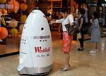 En kvinde i Californien byder Knightscopes robot K5 op til dans i indkøbcenteret  Westfield Valley Fair. 
   