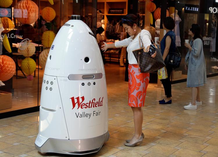 En kvinde i Californien byder Knightscopes robot K5 op til dans i indkøbcenteret  Westfield Valley Fair. 
   