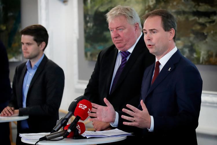 Pressemøde om togfonden i Socialdemokratiets gruppeværelse på Christiansborg. Fra venstre: 
Radikale Venstres Andreas Steenberg, Dansk Folkepartis Kim Christiansen og Socialdemokraternes Nicolai Wammen. 
  
   