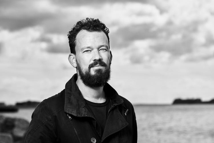 Peter Højrups seneste roman 'Til stranden' blev anmeldt til 4 hjerter i Politiken i efteråret 2017.  Robin Skjoldborg/Forlaget Gyldendal