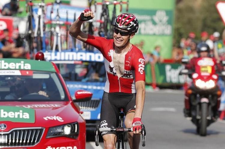 Belgieren Sander Armée jubler over sin overraskende og flotte etapegevinst. Foto: Unipublic/Photogomez Sport. 