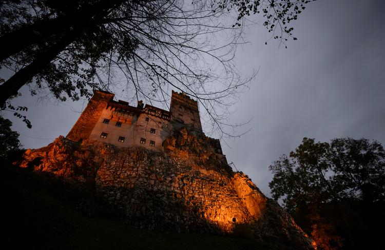 Brans slot i Rumænien er også  kendt som Draculas slot, fordi den grusomme prins Vlad 'Spidderen' Dracula regerede herfra i 1400-tallet og gav inspiration til den fiktive vampyrgreve i Bram Stokers roman 'Dracula'.  