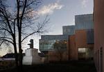 Moderna Museet i Stockholm ligger på øen Skeppsholmen og er tegnet af den spanske arkitekt Rafael Moneo. Bygningen blev indviet i 1998. Åsa Lundén