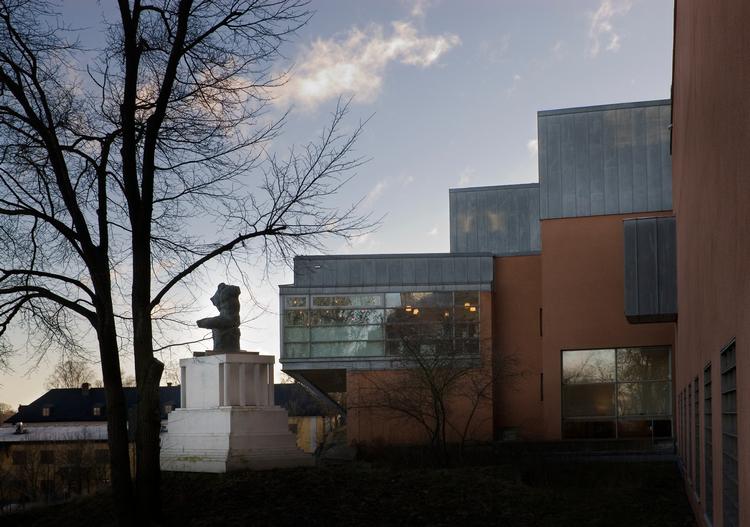 Moderna Museet i Stockholm ligger på øen Skeppsholmen og er tegnet af den spanske arkitekt Rafael Moneo. Bygningen blev indviet i 1998. Åsa Lundén