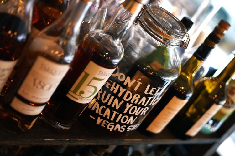 Baren Linje Tio er et godt bud på et sted at tylle drinks, når du er i Stockholm. Linje Tio