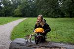 
Johanne Vinding var hjælpeløs mens hun tog sin HF-eksamen. Og vi kan alle ende på gaden, mener Johanne her sammen med sin faste ledsager, hunden Ollie 