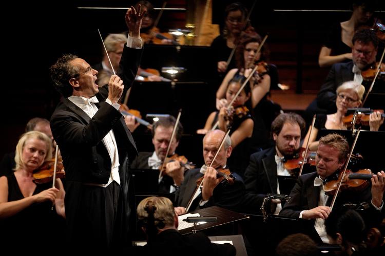 Fabio Luisi i spidsen for symfoniorkstret. 

   Peter Hove Olesen (arkiv)/POLFOTO