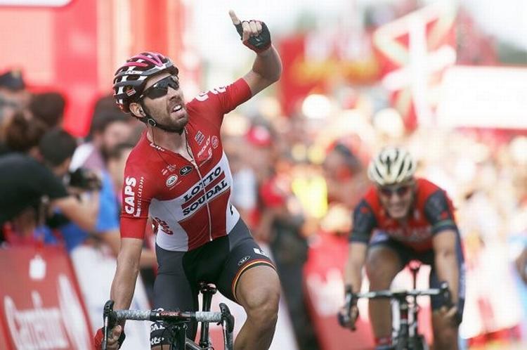 Thomas De Gendt sejrer sikkert i udbrydergruppens spurt. Foto: Unipublic/Photogomez Sport. 