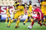 Horsens-spilleren Jeppe Mehl (tv.) runder FC Nordsjællands Magnus Kofod Andersen under opgøret fredag aften i Horsens. 