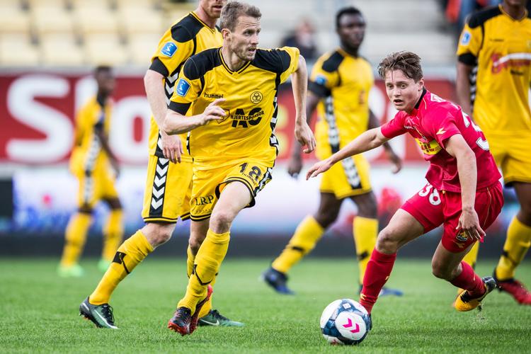 Horsens-spilleren Jeppe Mehl (tv.) runder FC Nordsjællands Magnus Kofod Andersen under opgøret fredag aften i Horsens. 