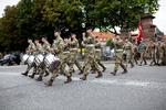 Den Kongelige Livgarde slapper af efter en parade for hjemvendte soldater fra Irak og Afghanistan. Men nu får garden snart helt andre opgaver i hovedstaden.  
   