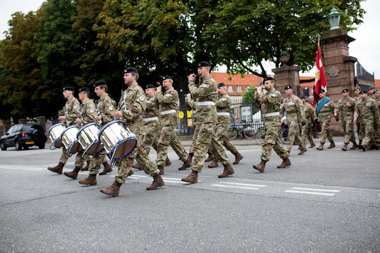 Den Kongelige Livgarde slapper af efter en parade for hjemvendte soldater fra Irak og Afghanistan. Men nu får garden snart helt andre opgaver i hovedstaden.  
   