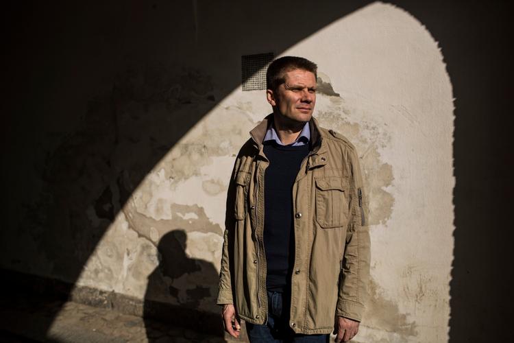 Hans Davidsen Nielsen. Forfatter og journalist på Politiken. 
Hans Davidsen-Nielsen har siden slutningen af 1990’erne beskæftiget sig med den danske efterretningsverden som både journalist og forfatter.  