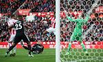 Eric Maxim Choupo-Moting (midt) scorer her til 2-2, mens Phil Jones ligger i græsset, og David De Gea spræller på stregen.

   