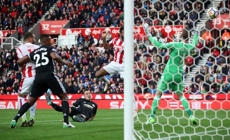 Eric Maxim Choupo-Moting (midt) scorer her til 2-2, mens Phil Jones ligger i græsset, og David De Gea spræller på stregen.

   