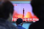 Massilaffyringer i Nordkorea er ikke kun blevet vist på tv-skærme. Også på tjenesten YouTube bliver klippene delt, og nogle kanaler er angiveligt rene propagandamaskiner. 