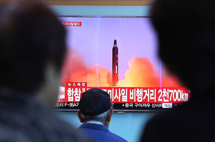 Massilaffyringer i Nordkorea er ikke kun blevet vist på tv-skærme. Også på tjenesten YouTube bliver klippene delt, og nogle kanaler er angiveligt rene propagandamaskiner. 
