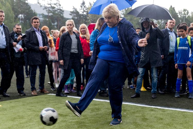 Fire små partier kan afgøre om Erna Solberg fortsætter som statsminister i Norge. 