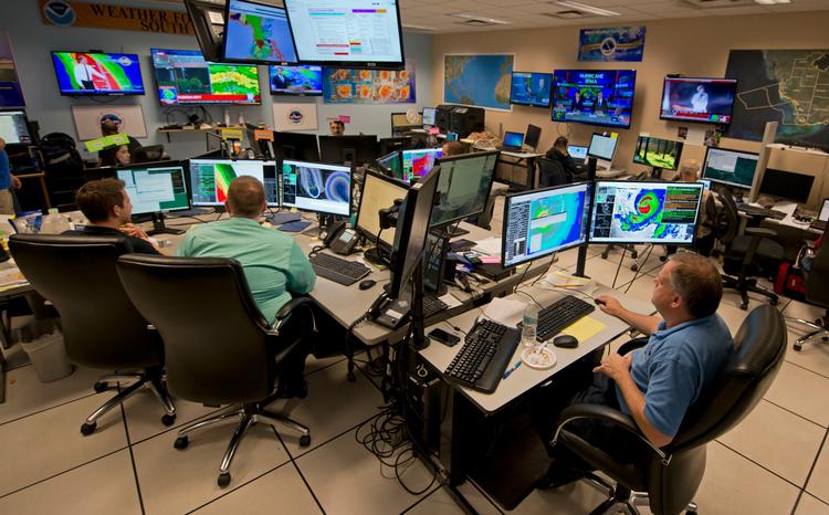 Meteorologer overvåger orkanen Irma. Seneste opdatering lyder, at den vil gå op ad Floridas vestkyst og ikke østkysten.  