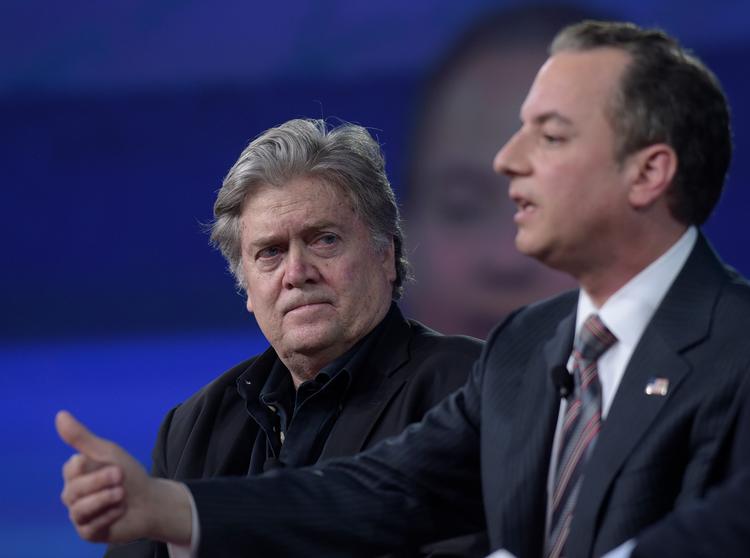 Steve Bannon (t.v.) var Trumps chefstrateg og Reince Reibus (t.h.) hans stabschef, og de stod for henholdsvis borgerligt anarki og nobel anstændighed blandt Trumps støtter. De var imidlertid helt uenige om, hvad der i sin tid kunne skaffe Trump præsidentmagten.  Her ses de kort efter valget, februar 2017.
AP Photo/Susan Walsh
   