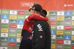 Alberto Contador og Chris Froome udvekslede en varm lykønskningskrammer efter gårsdagens etape. Foto: Unipublic/Photogomez Sport. 